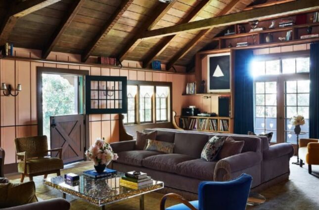 Anne Hathaway vive em um chal&eacute; que n&atilde;o &eacute; da 'Prada', mas &eacute; inspirado no estilo su&iacute;&ccedil;o