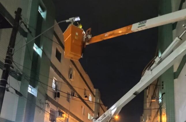 BNH da Aparecida, em Santos, come&ccedil;a a receber nova ilumina&ccedil;&atilde;o p&uacute;blica em LED