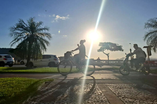 Transi&ccedil;&atilde;o entre ver&atilde;o e outono ter&aacute; 30 &deg;C no litoral paulista; saiba quando o frio chega