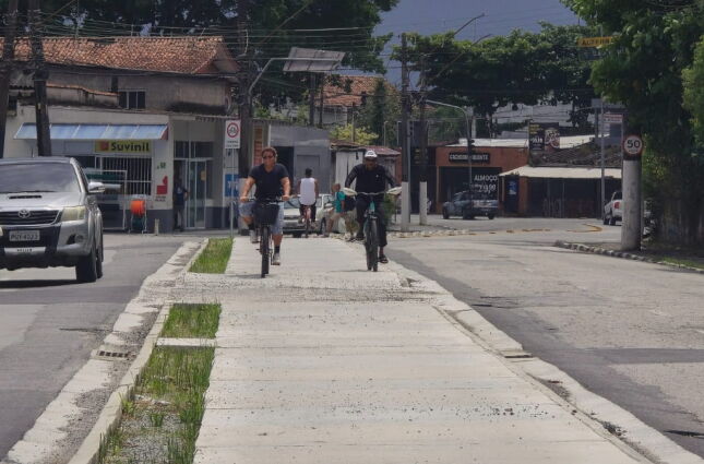 Guaruj&aacute; refor&ccedil;a mobilidade e faz investimento milion&aacute;rio em nova ciclovia na Avenida dos Cai&ccedil;aras