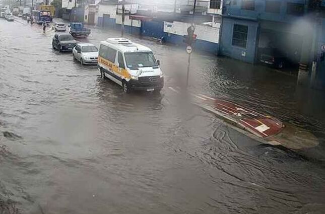 ATEN&Ccedil;&Atilde;O: Chuva intensa causa alagamentos e transtornos em Santos (SP) 