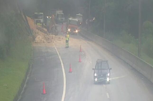 ATEN&Ccedil;&Atilde;O: Chuva provoca novo deslizamento na Rodovia dos Tamoios; via &eacute; liberada com meia pista