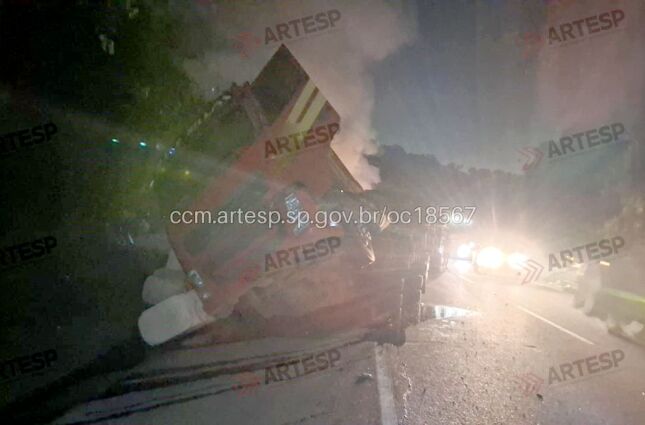 Carreta com algod&atilde;o tomba e pega fogo na Padre Manoel da N&oacute;brega; congestionamento chega a 17km
