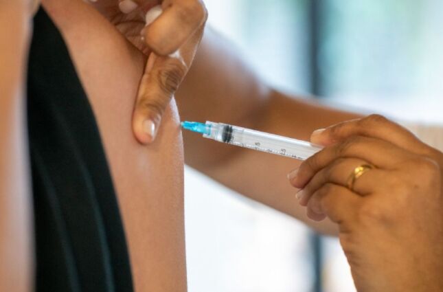 Vacina&ccedil;&atilde;o contra a gripe: Baixada Santista inicia campanha com meta de imunizar 90% do p&uacute;blico-alvo
