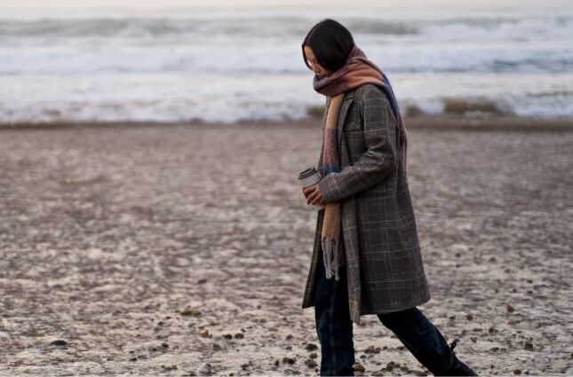 O que caminhar de cabe&ccedil;a baixa revela sobre sua personalidade 