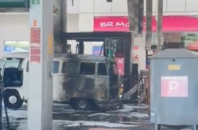 Kombi pega fogo em posto de combust&iacute;vel em Santos e mobiliza o Corpo de Bombeiros