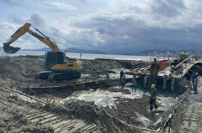 Passarela do canal 5 em Santos come&ccedil;a a ser ampliada para enfrentar mar&eacute;s altas