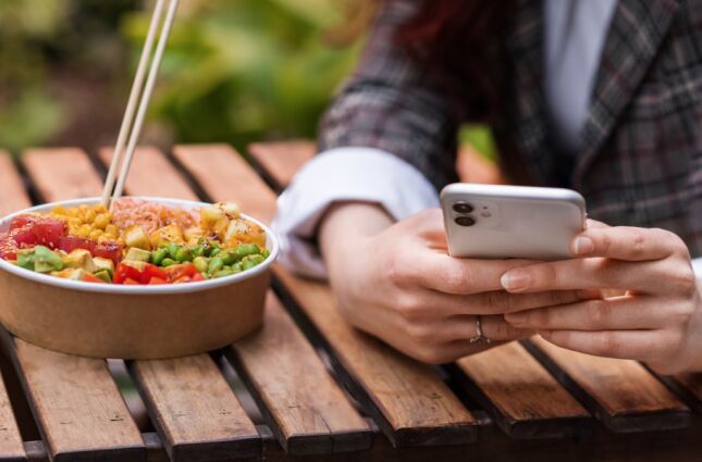 Por que voc&ecirc; n&atilde;o consegue parar de rolar a tela? Estudo explica o v&iacute;cio
