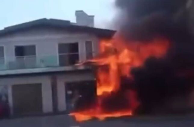 Avi&atilde;o cai em resid&ecirc;ncia e provoca inc&ecirc;ndio no litoral brasileiro; v&iacute;deo