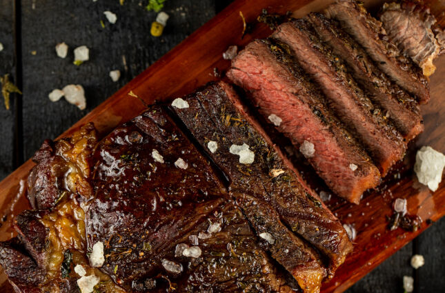 Erro comum no churrasco pode estar 'roubando' a sucul&ecirc;ncia da carne