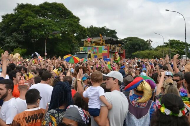 AGORA: Bloco de Carnaval de Calvin Harris tem superlota&ccedil;&atilde;o e multid&atilde;o busca atendimento m&eacute;dico