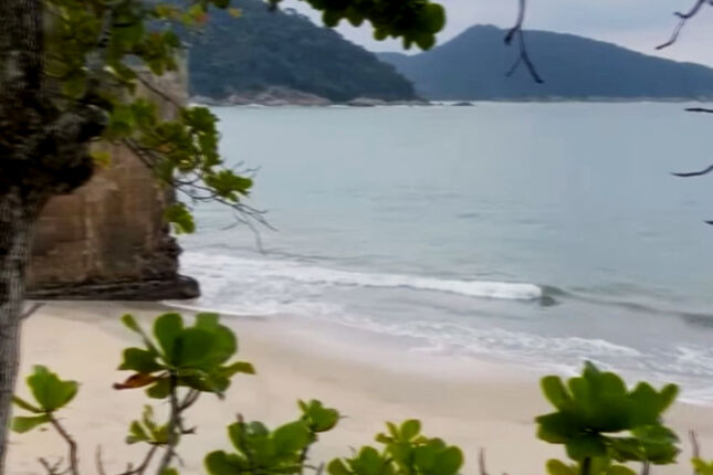 Praia Grande abriga uma das 10 menores praias do mundo; veja vídeo
