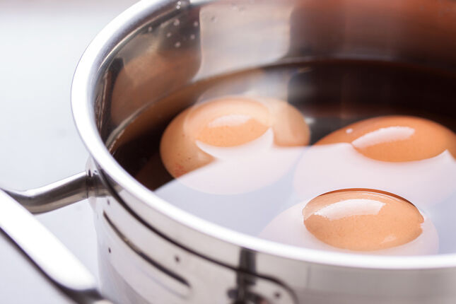 Cozinhar ovos com vinagre? Truque de cozinha simples traz benefícios surpreendentes