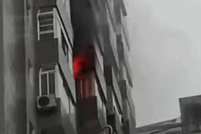 Incêndio atinge apartamento em Santos e congestiona trânsito na orla; VÍDEO