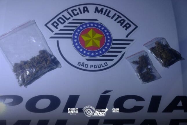 PM apreende drogas e moto usada para 'delivery do tráfico' em Ilhabela