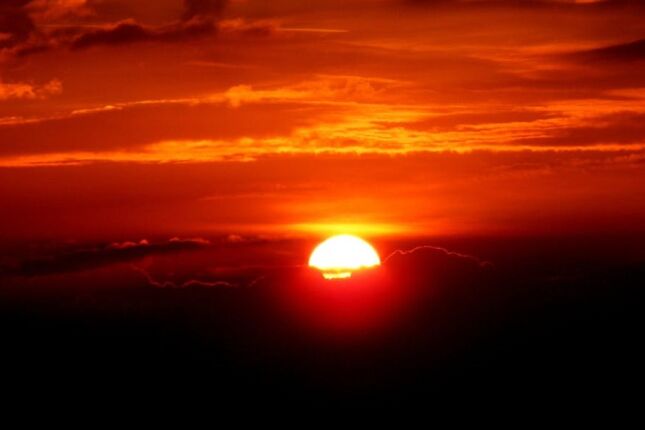Anomalias do sol estão aumento casos de infarto em mulheres, diz estudo