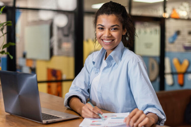 Curso gratuito forma assistentes administrativos em São Vicente