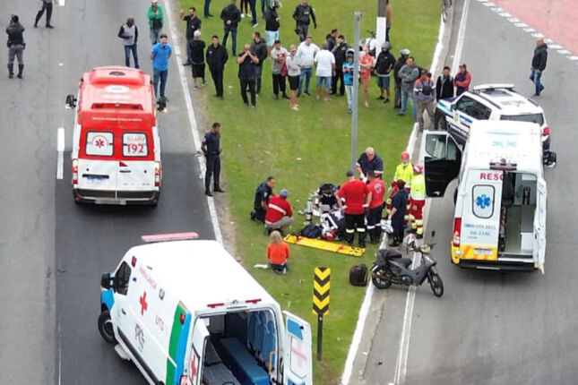 Motociclista morre após colisão com carro em via expressa de Praia Grande; VÍDEO