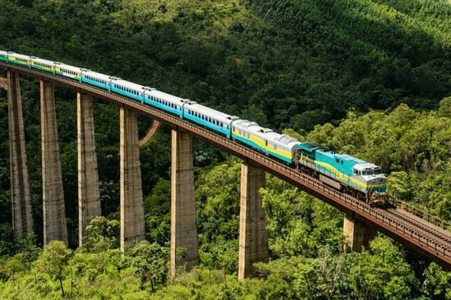 Passeio de trem mais charmoso do Brasil percorre 27 cidades e emociona por beleza
