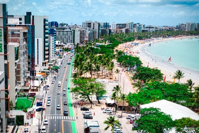 Capital brasileira atrai quem busca viver bem com praias deslumbrantes e sol sem fim