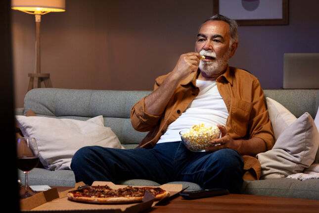 'A pior coisa que se pode fazer é sentar no sofá e comer diante da TV', diz especialista