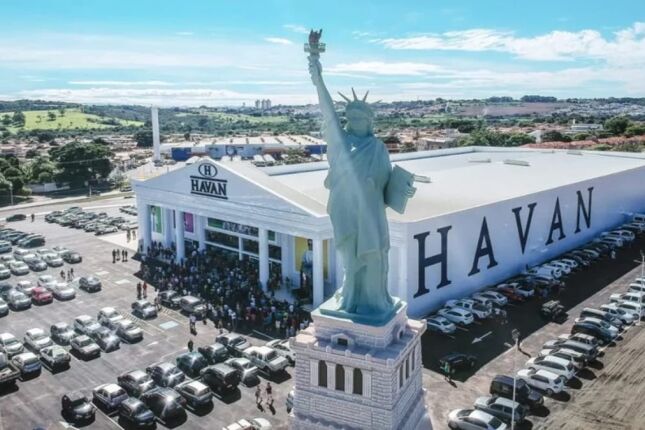 Dono da Havan possui empreendimento que funciona 24 horas e chama a atenção do público