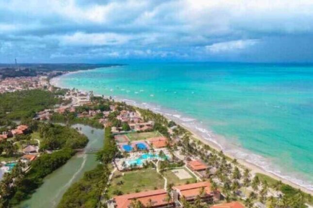 Praia conhecida como Caribe Brasileiro conquista turistas e recebe investimento de jogador