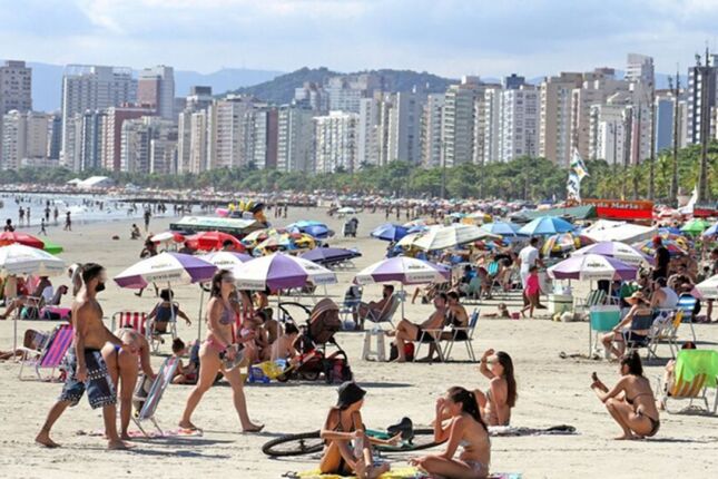 Ambulantes nas praias de Santos estão proibidos de cobrar consumação; veja o que muda