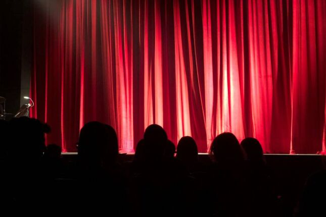 Cidade do litoral de SP inaugura novo teatro e amplia agenda cultural