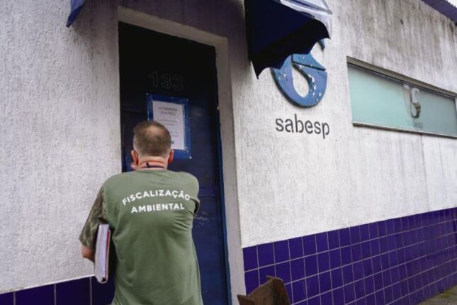 Descarte irregular entope rede e leva 400 toneladas de lixo &agrave;s esta&ccedil;&otilde;es da Sabesp 