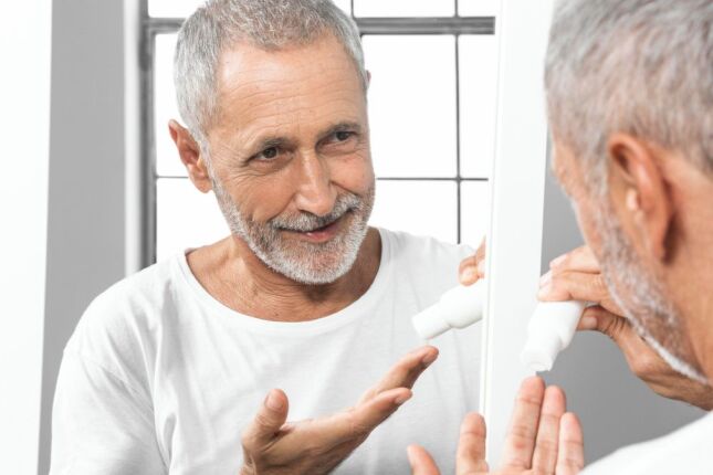 Erro comum no banho pode estar prejudicando a pele dos idosos e quase ningu&eacute;m percebe