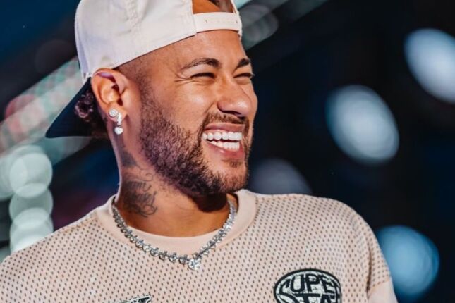 Fome de milh&otilde;es! Neymar para em quiosque de Santos para comer lanche com par&ccedil;as