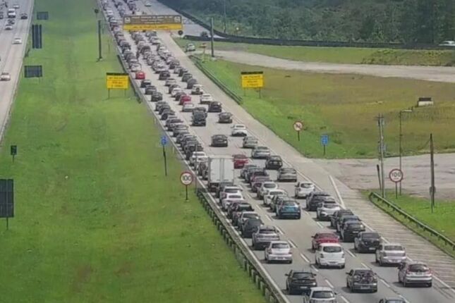TEMPO REAL: Foli&otilde;es antecipam volta para casa e estradas rumo a SP j&aacute; apresentam congestionamento