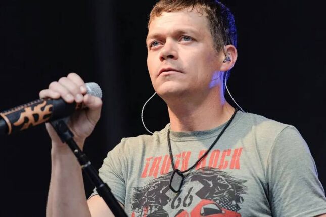 Morre Brad Arnold, vocalista da banda 3 Doors Down, aos 47 anos