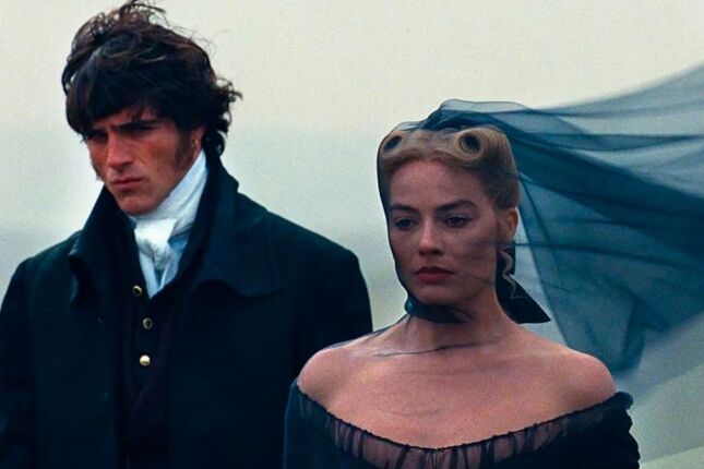 'O Morro dos Ventos Uivantes' tenta acenar para Christian Grey e fica na promessa