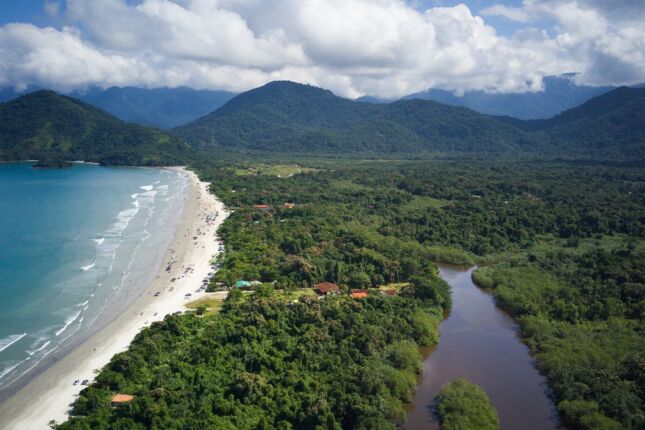 Vai entrar no mar? Cetesb faz alerta ap&oacute;s chuvas e recomenda esperar 24 horas
