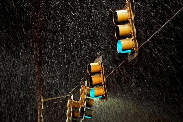 Sem&aacute;foro que 'pensa'? Curitiba investe R$ 12 milh&otilde;es e expande rede de sinais que 'leem' o tr&acirc;nsito