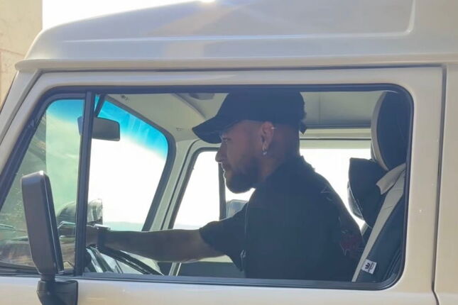 TV de 43 polegadas, frigobar e ar-condicionado: como &eacute; a Kombi de luxo de R$ 250 mil de Neymar Jr