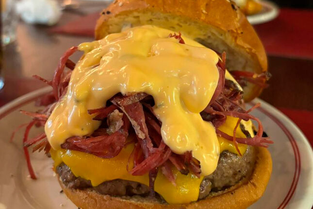 Restaurante promove noite especial para amantes de pastrami artesanal em Santos