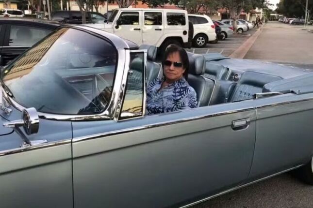 Chegando de calhambeque, Roberto Carlos estaciona em Praia Grande para show em abril