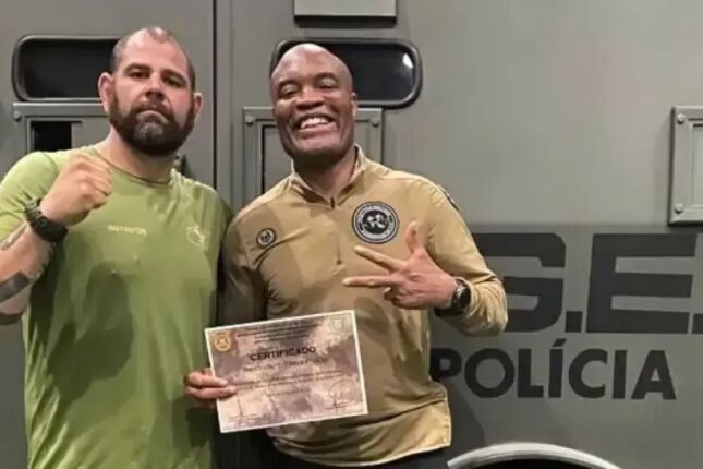 Mestre ensinou? Anderson Silva segue os passos de Steven Seagal e vira policial nos EUA