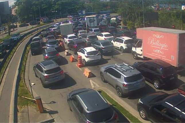 Balsa Santos-Guaruj&aacute; tem filas e espera de mais de uma hora neste s&aacute;bado (28)