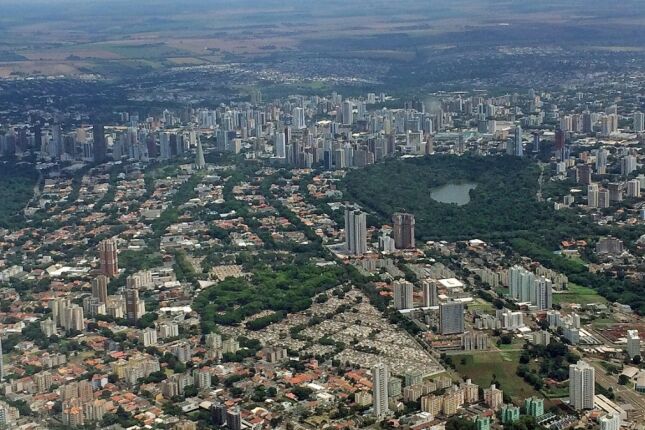 Com 400 mil &aacute;rvores e catedral 'foguete', cidade inspirada em can&ccedil;&atilde;o &eacute; refer&ecirc;ncia &uacute;nica no Brasil