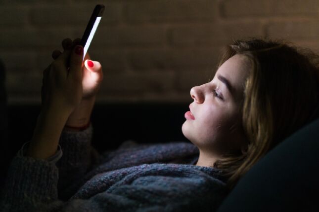 Neurocirurgi&atilde; que j&aacute; avaliou 100 mil casos faz alerta direto: 'Evite o celular &agrave; noite'