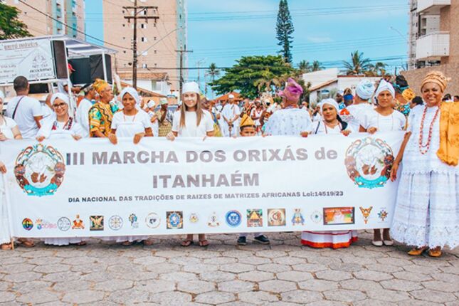 Marcha dos Orix&aacute;s chega &agrave; 4&ordf; edi&ccedil;&atilde;o e ocupa as ruas de Itanha&eacute;m
