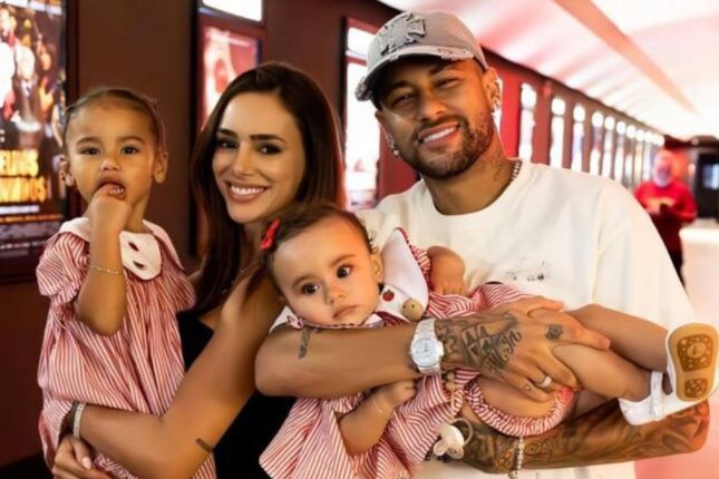 Neymar aproveita folga no Santos e visita o Cine Roxy com a fam&iacute;lia