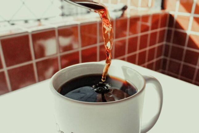 O 'Erro' do Caf&eacute; &agrave;s 8h: Por que esperar 90 minutos para a primeira x&iacute;cara muda o seu dia