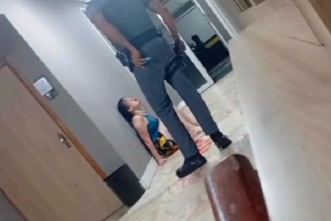 PM &eacute; flagrado chutando rosto de mulher ca&iacute;da no ch&atilde;o durante ocorr&ecirc;ncia em S&atilde;o Vicente