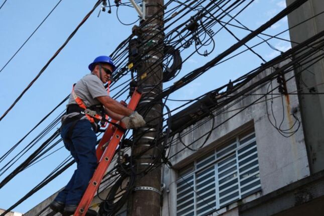 Mutir&atilde;o vai retirar fios irregulares de postes em Cubat&atilde;o a partir desta semana