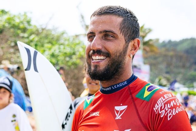 V&Iacute;DEO: Filipe Toledo faz menino ir &agrave;s l&aacute;grimas com presente em Bells Beach